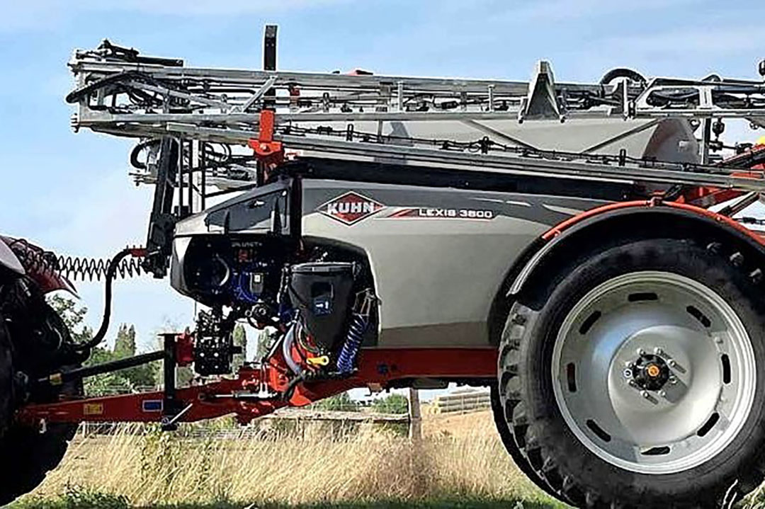 De nieuwe Lexis 3800 is de grote broer van de Lexis-veldspuiten 2400 en 3000. De Lexis 3800 heeft 3.800 liter tankinhoud en spuitbomen van 18 tot 28 meter breed. - Foto's: Kuhn