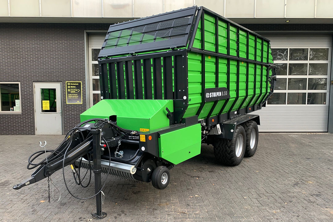 LMB Prins voegt de Stolpen-opraapwagens 8.28 en 8.55 toe aan zijn gamma. Stolpen-opraapwagen 8.28 is speciaal voor minder draagkrachtige gronden leverbaar met een enkelas met vier wielen. - Foto's: LMB Prins