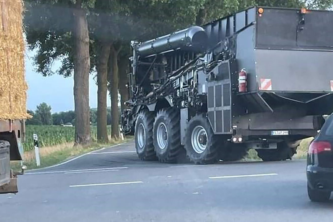 Foto's van een prototype drie-assige maaidorser circuleren rond op social media. Zo ook deze foto op Instagram van afzender treckerfahrerluca9. Het onderstel van de machine doet denken aan assen van Krone.