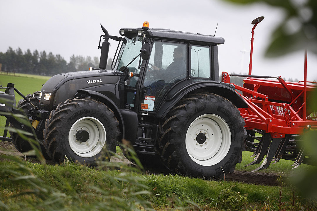 Op de foto een Valtra N141-trekker. Per 1 maart neemt Valtra-dealer en importeur van Mitsubishi-heftrucks Offringa het bedrijf Blaauw Mechanisatie in Oosterwolde (Fr.) over. Eigenaren en personeel gaan mee. - Foto: Hans Prinsen