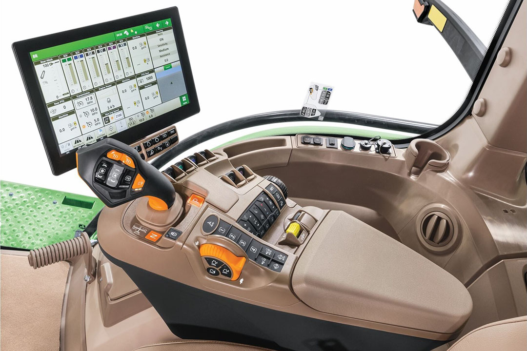 Het zogenoemde CommandCenter-bedieningssysteem heeft een nieuwe generatie G5-displays. Keuze is tussen een G5 en de grotere G5-plus, zoals hier op de foto. (Foto's: John Deere)