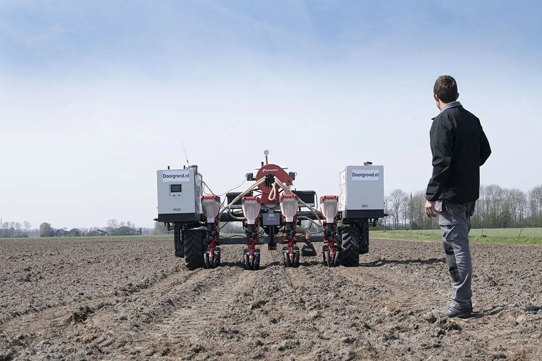 De Nederlandse start-up Doorgrond begon als loonwerker die autonome bewerkingen aanbood. Inmiddels distribueert het bedrijf de technologie en adviseert het boeren en fabrikanten bij de invoering ervan.
