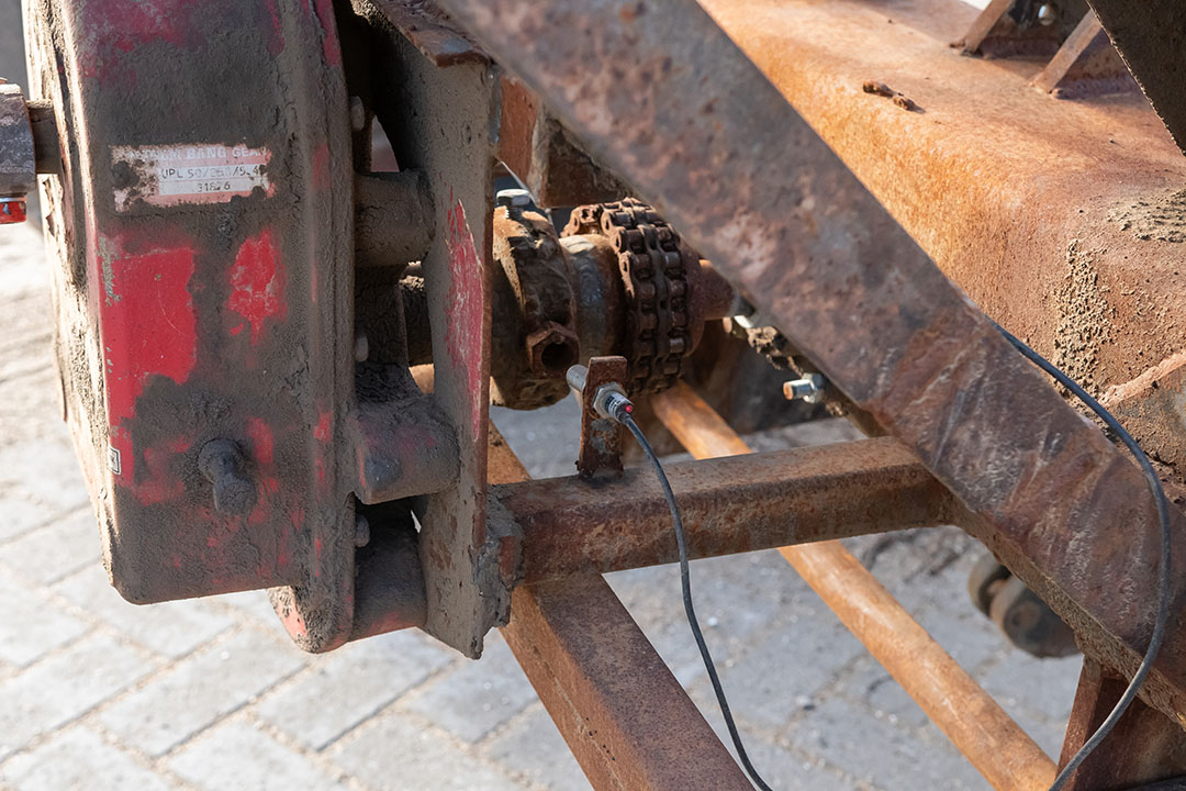 Een hydromotor en een versnellingskast van een oude strohakselaar zorgen voor de aandrijving van de zaaimachine. Een sensor monitort het aftakastoerental.