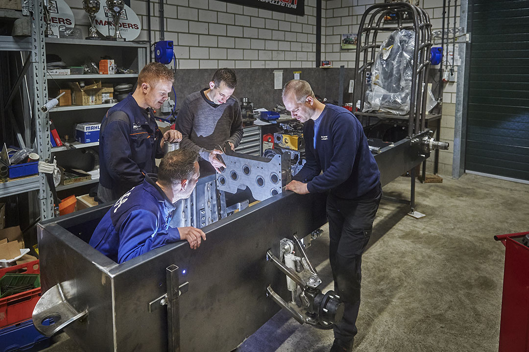 Tractorpullingteam Red Passion in Venhorst (N.-Br.) sleutelt volgas aan een nieuwe tractorpuller om komende buitenseizoen te tractorpullen in een zwaardere klasse. De kampioen 2,5 ton Sport-klasse 2018 heeft de nodige onderdelen verzameld voor een zescilinder Valtra T325. - Foto's: Van Assendelft