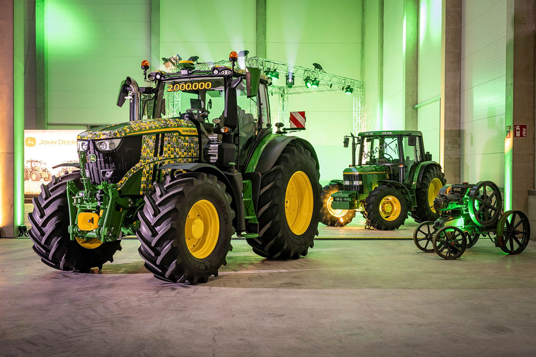 De 2 miljoenste John Deere-trekker rolde onlangs van de band in de fabriek in Mannheim. De John Deere  6R 250 heeft een speciale wrapping gekregen. Daarop staan meer dan 300 John Deere-medewerkers afgebeeld. - Foto: John Deere