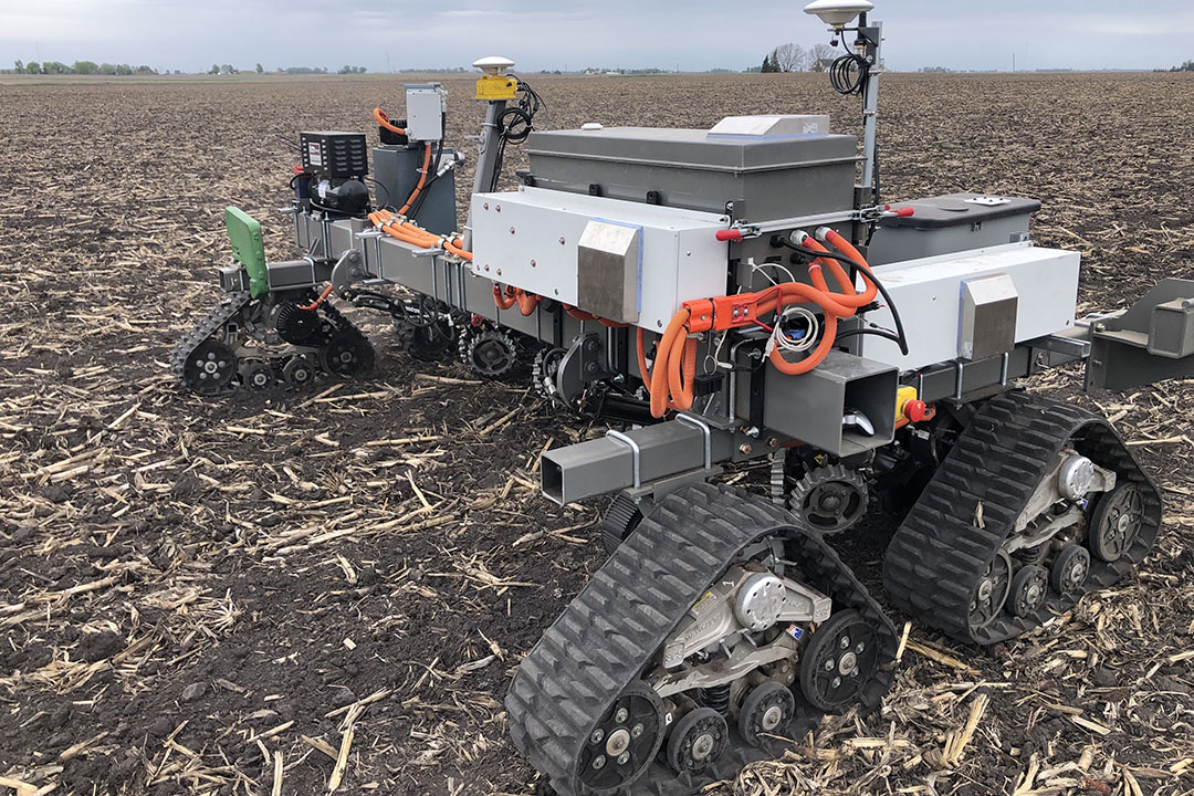 De Salin 247 is een autonome robot die zaait, maar ook meststoffen en gewasbeschermingsmiddelen kan toedienen. - Foto's: Salin 247