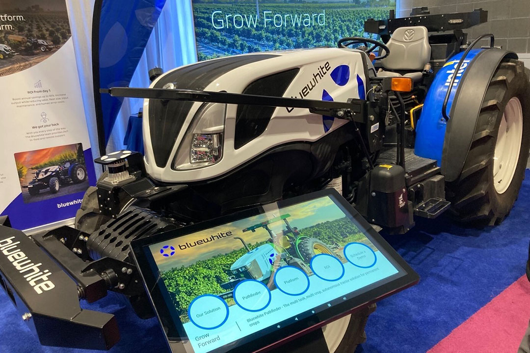 Een New Holland-trekker uitgerust met de Bluewhite-ombouwkit. Deze ombouwkit is gebaseerd op een combinatie van software en hardware, waardoor een gewone trekker transformeert in een autonome. - Foto's: Maxence Guillaumot