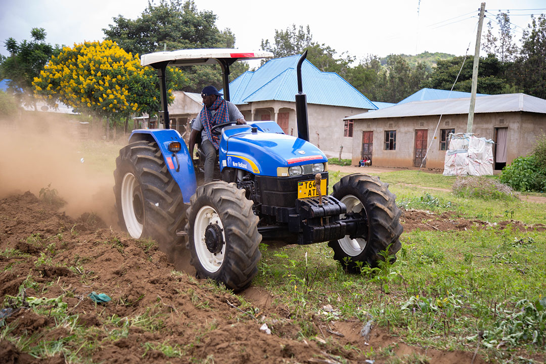 New Holland Agriculture, dochteronderneming van CNH Industrial, levert in samenwerking met  de distributeur van New Holland in Tanzania en een bank in Tanzania 200 TT75 4WD-trekkers aan boeren in Tanzania om de landbouwproductie in dat land te verbeteren. - Foto's : New Holland