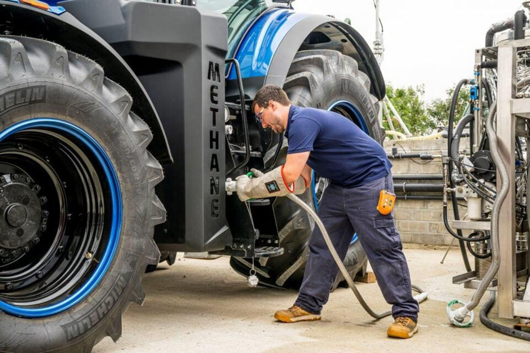 De samenwerking van het Amerikaanse CNH Industrial en Britse Bennamann resulteerde in een prototype New Holland T7-trekker die rijdt op LNG, vloeibaar (bio)gas. Tanken van LNG gaat volgens New Holland net zo gemakkelijk als diesel tanken. - Foto: CNH International