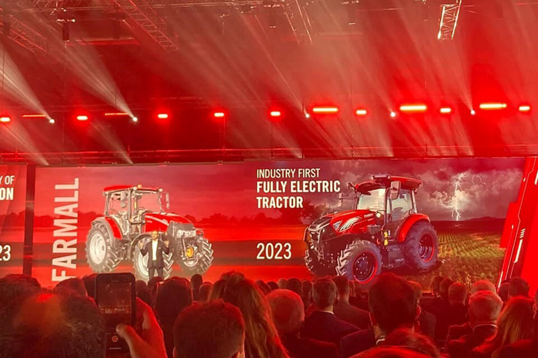 Zustermerk New Holland presenteerde eind 2022 een elektrische trekker. Afgelopen week  presenteerde Case IH deze trekker in een rode kleurstelling.