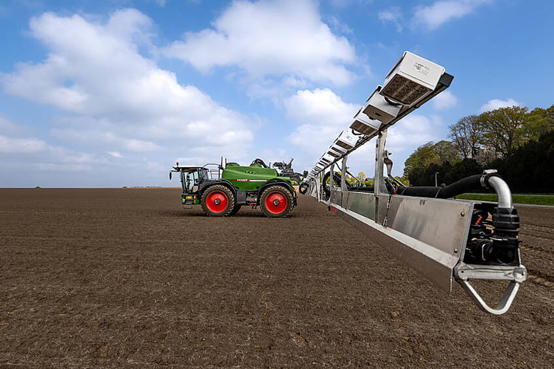 Een Fendt Rogator-veldspuit uitgerust met de Smart Spraying-technologie van Bosch BASF Smart Farming. Het Smart Spraying-systeem komt in 2024 op de markt. - Foto: Agco