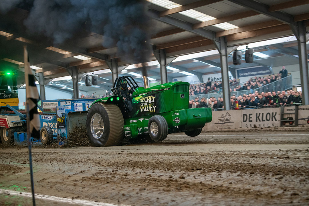 Tractorpuller Secret of the Valley overtuigt in de finale van de indoor tractorpulling in Putten opnieuw en zet de beste afstand ruim 2 meter verder. - Foto's: Michel Velderman