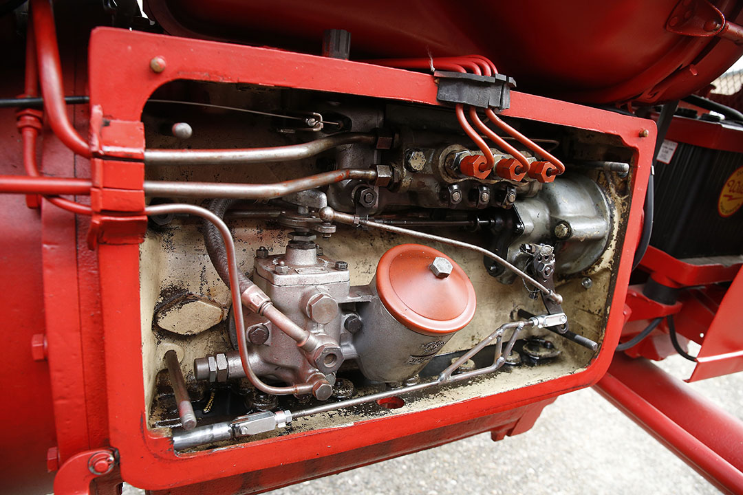 De motor is de bekende Deutz F3L514. Achter een makkelijk te verwijderen deksel zitten de regulateur en een Bosch-lijnpomp, en de motoroliepomp en -filter.