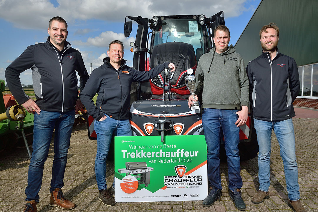 Staand voor de gewonnen Tractorbumper staat Arno van den Brand (met beker). Links naast Arno staan TREKKER-hoofdredacteur Bas van Hattum en uiterst links Danny Dashorst, productspecialist bij hoofdsponsor Mechan Groep. Rechts naast Arno staat David de Gelder, Valtra-accountmanager bij Mechan Groep. - Foto's: Peter Roek