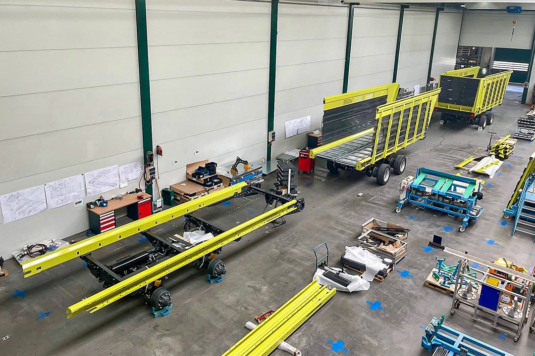 De bouw van Fliegl Cargos-opraapwagens en silagewagens is inmiddels begonnen op de productielocatie van de Zuid-Duitse machinefabrikant. Afgelopen week rolde de eerste Cargos-opraapwagen van de assemblagelijn in Kirchdorf (D.). - Foto's: Fliegl/Eilbote