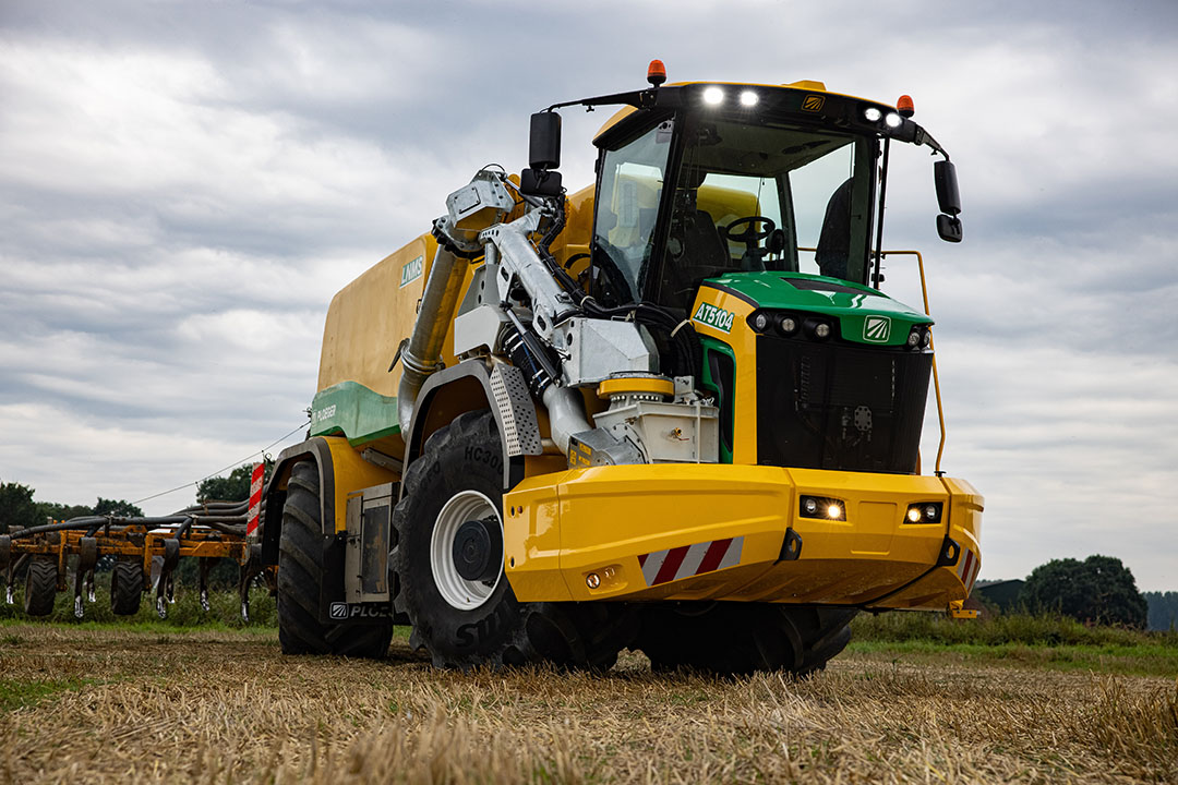 De vierwielige mestzelfrijder Oxbo AT 5104 is onderscheiden met de Red Dot Design Award 2023. - Foto: Peter Roek