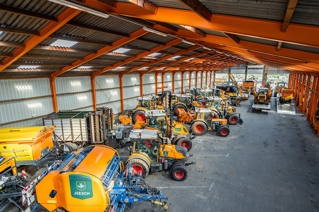 Een blik op het Van Esch-oranje machinepark. Hoe later op de dag je hier komt, hoe voller deze schuur weer staat.