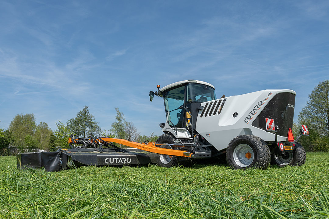 De werkbreedte van de zelfrijdende vlindermaaier ARB-Tec Cutaro SR 1100 is in totaal maximaal 11 meter. De overlap tussen de maaiers is traploos verstelbaar van 0 tot 20 centimeter. De lichte kleurstelling oogt lekker vlot en modern. - Foto's: Jacco van Erkelens