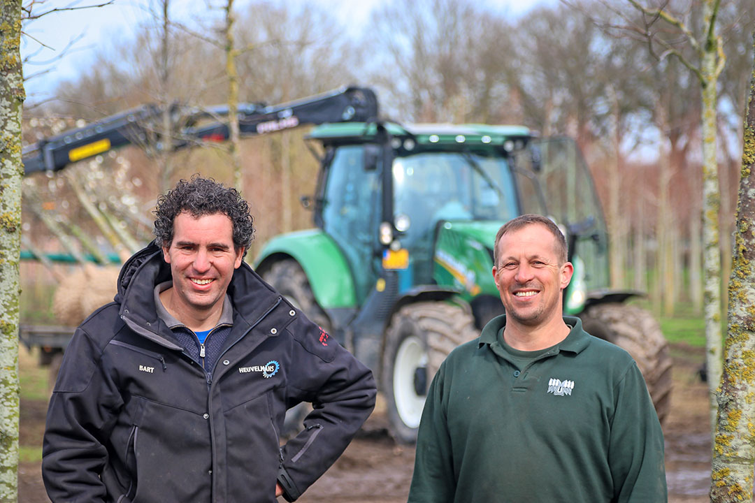 Bart Heuvelmans (39, links) is eigenaar van Heuvelmans Mechanisatie in Berkel-Enschot (N.-Br.). Hij bouwde de kraan op de trekker voor John van Iersel (39), de mechanisatieman bij Boomkwekerij Udenhout.