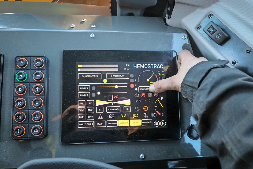 In de cabine toont een groot touchscreen de belangrijkste functies van de Hemostrac. Bijzonder is dat Hemos de hele machine, inclusief software, in eigen huis ontwerpt, programmeert en bouwt.
