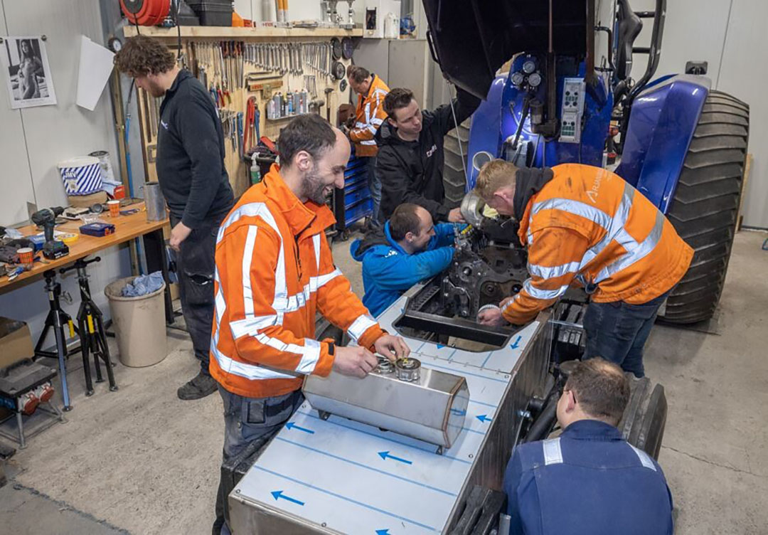 In december 2022 verwoest een grote brand de werkplaats van Tractorpulling Team Blue Tiger. Ten tijde van het bezoek van TREKKER is het een drukte van belang in de tijdelijke werkplaats. - Foto's: Peter Roek