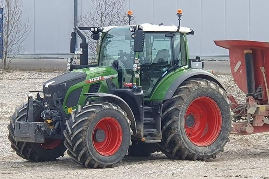 Deze foto is gemaakt door een lezer van het Duitse vakblad Profi. Hierop is te zien dat deze Fendt een prototype (uit de 600-serie?)  is in een verder gevorderd stadium. - Foto: Profi