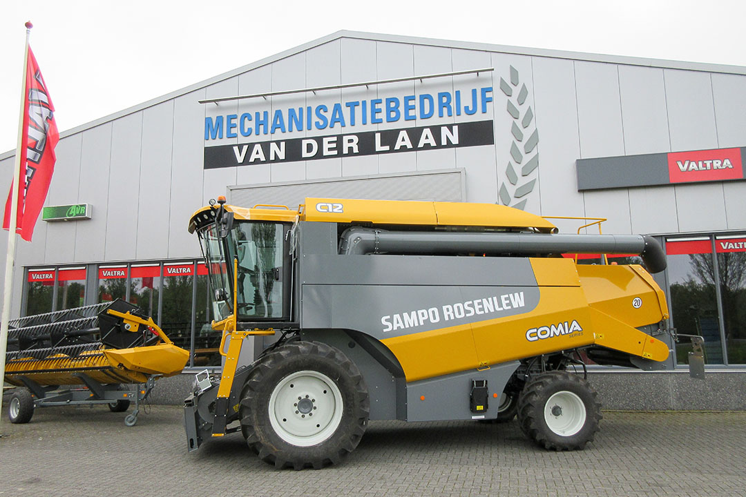 Mechanisatiebedrijf Van der Laan heeft de eerste Sampo-maaidorser verkocht. Het gaat om een Comia C12-zesschudder. - Foto's: LMB van der Laan