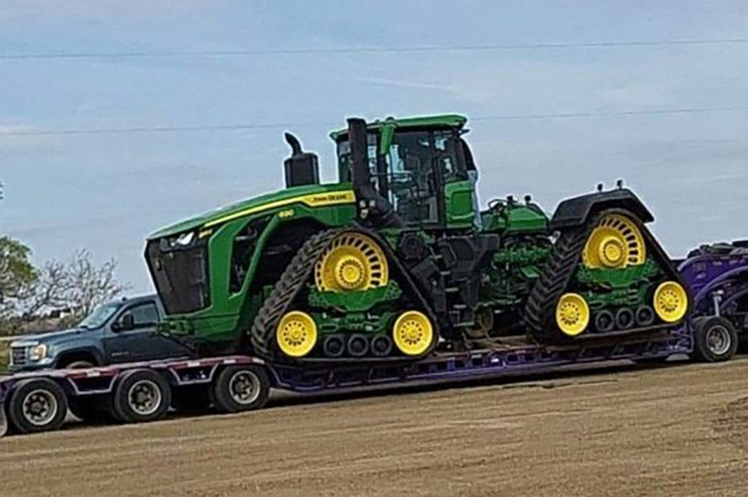 Op Facebook circuleren foto's van een nieuwe, grotere kniktrekker van John Deere. Op de motorkap van het prototype lijkt het typenummer 9RX 690 te staan. - Foto: Tractorum.it