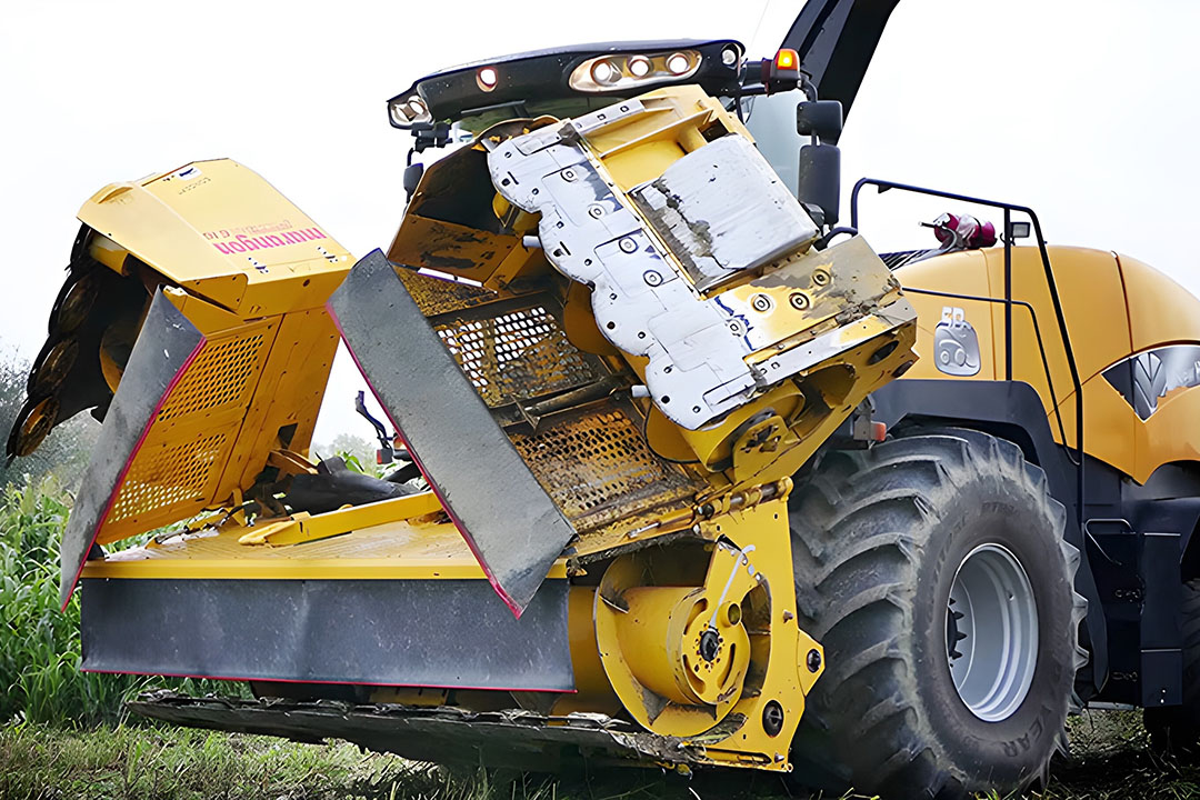 Specialist in gebruikte hakselaars AM Machinery heeft een verkoopovereenkomst gesloten met de Italiaanse fabrikant Marangon. AM Machinery gaat Marangon-voorzetstukken van 6 meter breed voor zelfrijdende hakselaars verkopen in de Benelux. - Foto: AM Machinery