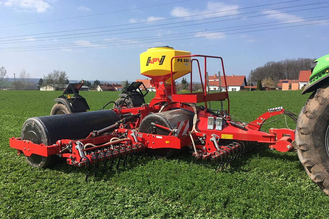 De Tsjechische fabrikant SMS CZ levert Golem-graslandrollen met een werkbreedte van 3 en 5,4 meter en een gewicht van maximaal 11,5 ton. De Golem-graslandrollen kun je uitrusten met een zaaiunit met een inhoud van 120 tot 300 liter, die je vanuit de trekkercabine kunt bedienen. - Foto's: SMS CZ