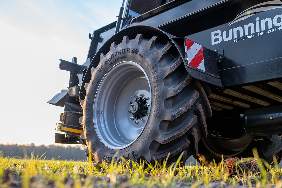 Een Bunning-meststrooier met Trelleborg TM1060-banden. De Zweedse bandenfabrikant Trelleborg is vanaf 2 mei volledig in handen van de Japanse bandenfabrikant Yokohama. - Foto: Michel Velderman