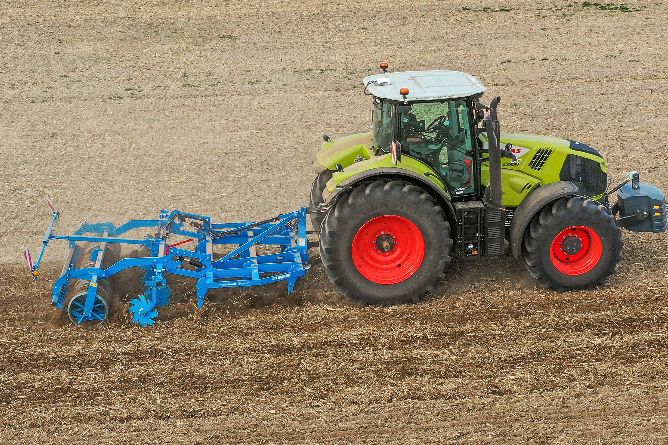 De belangrijkste vernieuwing van de  Lemken-cultivator Karat 10 is het aantal tanden en de meer symmetrische opstelling ervan. Een 3 meter brede Karat 10 telt nu tien tanden in plaats van elf. Deze zijn gemonteerd in opstelling 3-3-4. - Foto's: Lemken