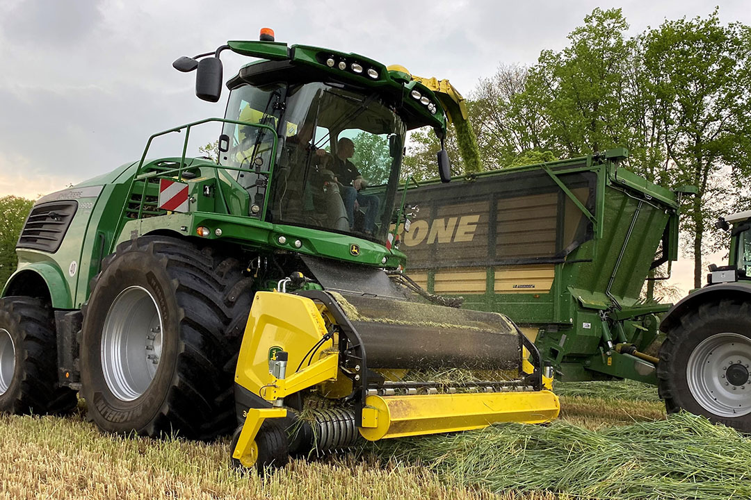 De graspick-up 30R van John Deere en Kemper is voorzien van een nieuwe vijzel met een diameter van maar liefst 80 centimeter, in plaats van 56 centimeter bij de John Deere-versie van de 639. Opvallend is dat de vijzel vast is gemonteerd. - Foto's: Robin Looman