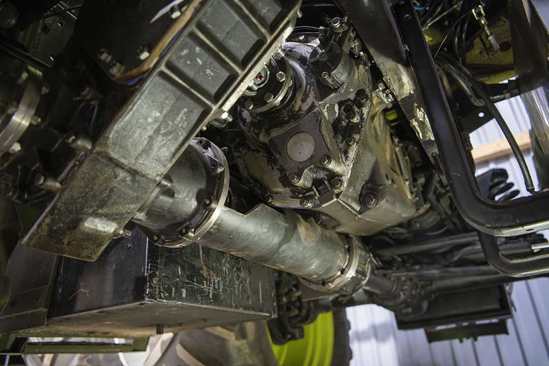De Scania-versnellingsbak ligt iets gekanteld in het chassis. De aandrijfas naar de voorwielen past er net naast.