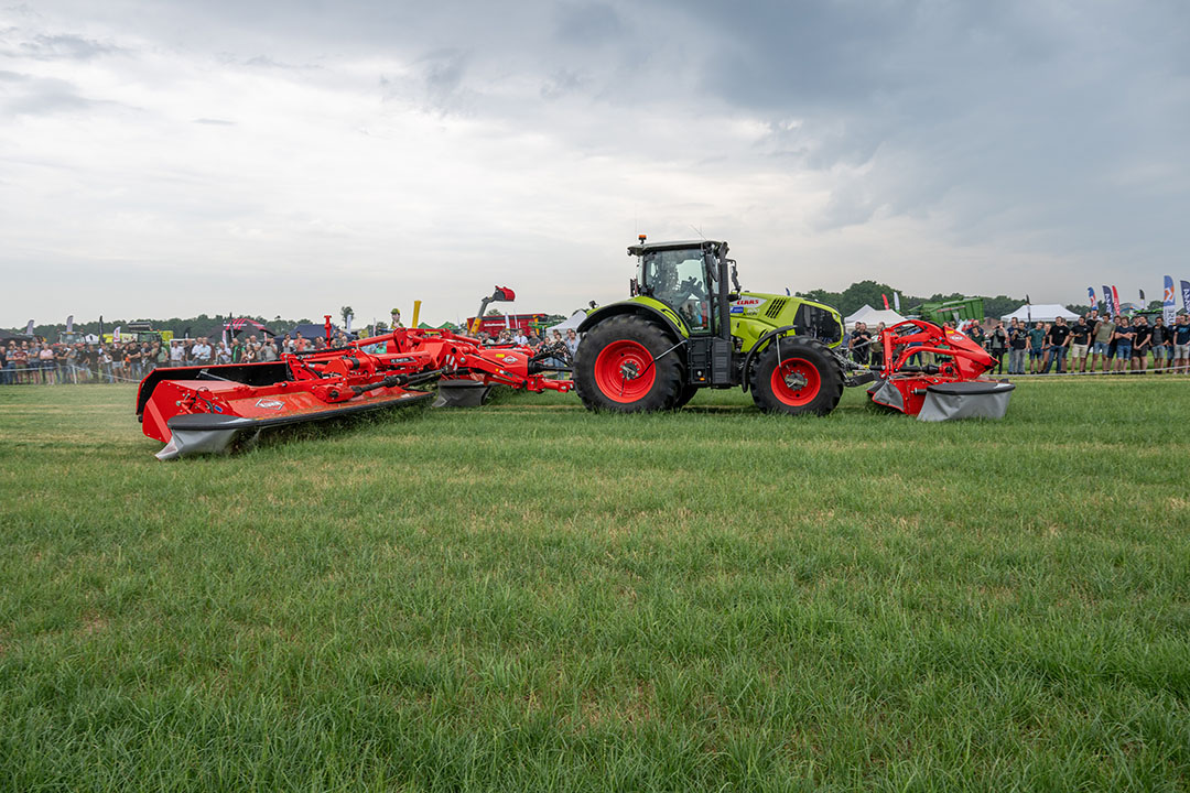 Op de Grasdag waren volop nieuwe machines te bekijken, zoals de Kuhn FC13460-triplemaaier. De werkbreedte is afhankelijk van de gewenste overlap verstelbaar van 12,40 tot 13,40 meter. - Foto’s: Michel Velderman