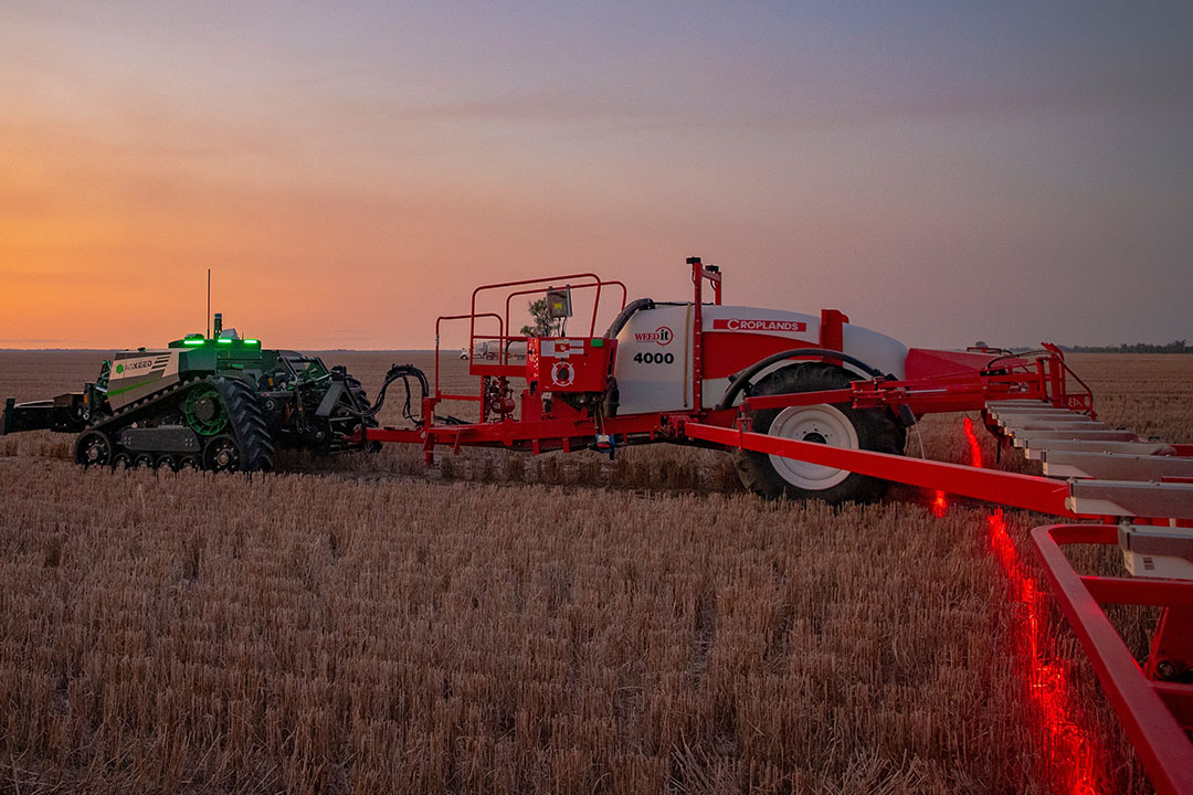 Veldrobot Agbot 5.115T2 van machinefabrikant Agxeed sproeit met een 24 meter brede WeedIt-spuit op de 13.000 ha die hoort bij het bedrijf Beefwood Farms van Gerrit Kurstjens in Moree, New South Wales in Australië. TREKKER vroeg de Australische akkerbouwer naar zijn eerste ervaringen met de veldrobot.  - Foto: Joshua J. Smith