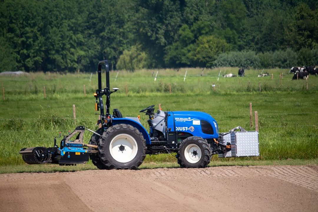 Onderzoeksinstituut ILVO en mechanisatiebedrijf Verschueren bouwden een bestaande New Holland Boomer 45-trekker om tot een volledig elektrisch aangedreven, zelfrijdend model. De eerste in Vlaanderen. Daarvoor maakten ze onder meer een nieuw chassis en een fronthef met verwisselbaar batterijpakket. - Foto: ILVO