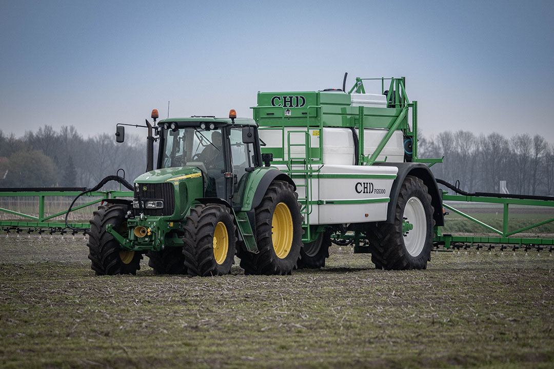 CHD FG 5300 getrokken veldspuit met een nieuwe hefmast is onderhoudsvriendelijker dan het vorige model. Het nieuwe model heeft een boomlengte van maximaal 51 meter en zal in 2024 leverbaar zijn met tankvolumes van 5.300 en 6.000 liter.- Foto's: CHD