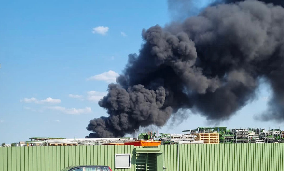 De brand op het terrein van machinefabriek Krone veroorzaakt metershoge rookwolken.