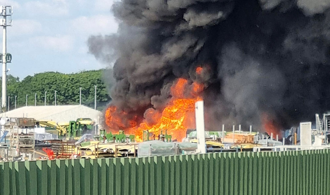 Op maandagmiddag 5 juni woedt een hevige brand bij de machinefabriek van Krone in Spelle (D.). De metershoge zwarte rookwolken zijn van kilometers afstand zichtbaar. - Foto's Krone