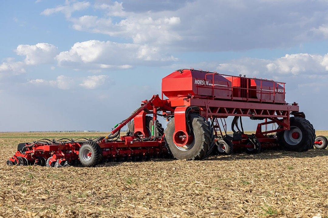 De zaaimachine Gantry RO G 500 van de Duitse machinefabrikant Horsch heeft een centrale motoreenheid die boven de plantrijen is geplaatst. - Foto's: Horsch