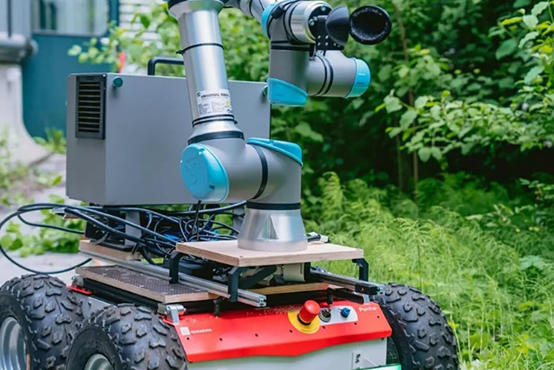 Veldrobot voor de oogst van tomaten in een testopstelling op de technische hogeschool EPFL in Lausanne, Zwitserland,.