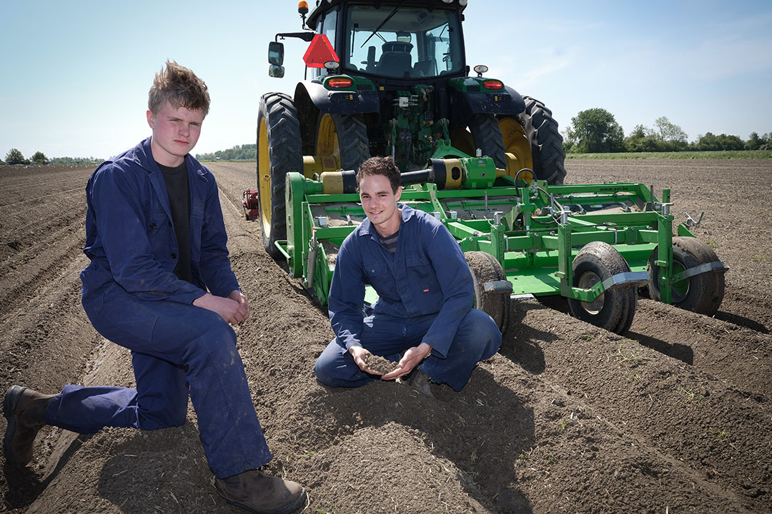 Michel Remijn (r.) en medewerker Jesse Diephuis (l.) bij het frezen van aardappelland dat met de biofrees is voorbewerkt. - Foto: Jan Willem van Vliet