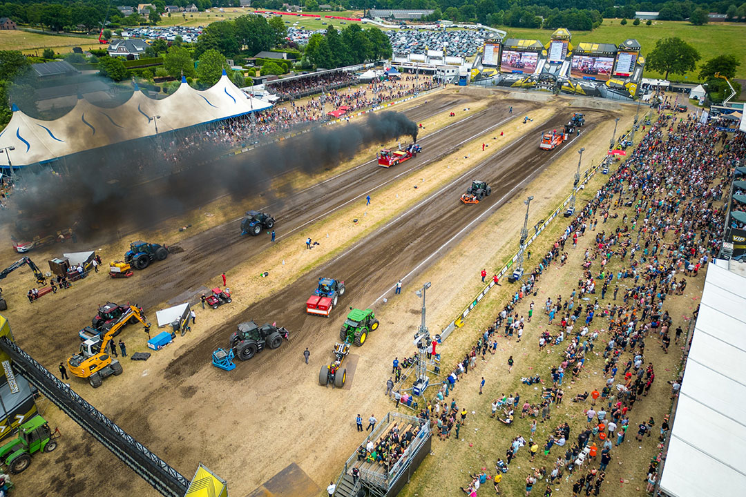 Made's Powerweekend is hét ultieme event voor liefhebbers van tractorpulling. Op de laatste dag zien we veel Europese klassen, met vooral in de Light Modified-klasse veel verschillende techniek. - Foto's: Bert Jansen