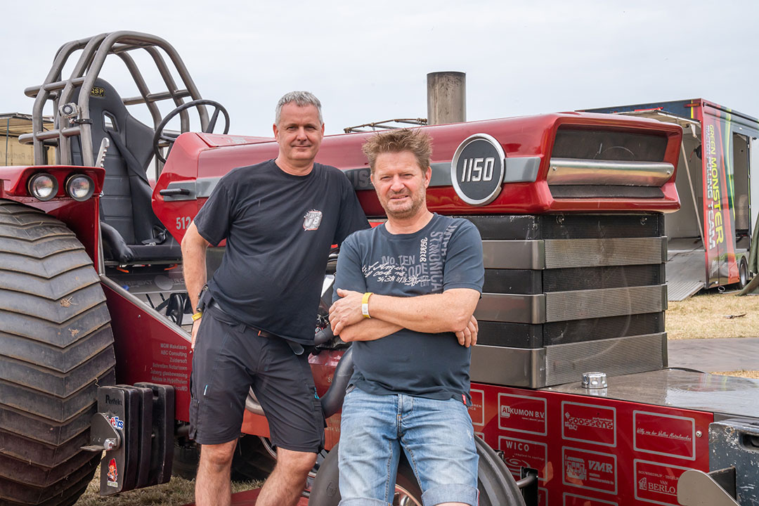 René Manders (rechts) en Paul Swanenberg van tractorpullingteam Bad Boys Toy.