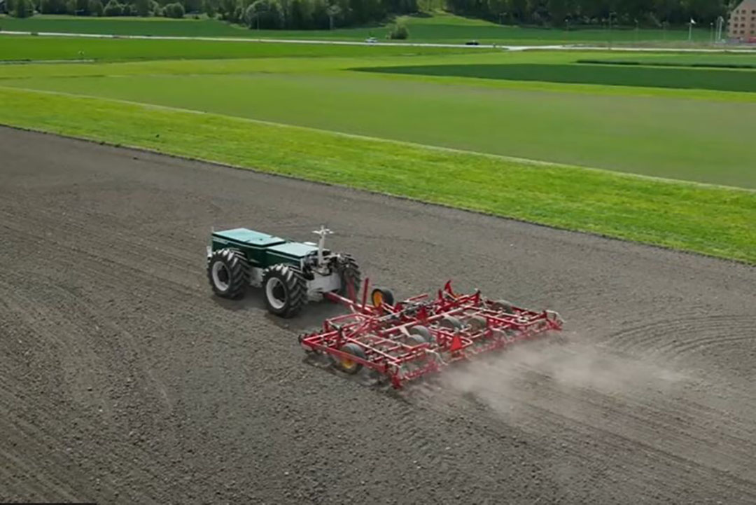 De Drever 120 is een volledig elektrische veldrobot met knikbesturing. Een bijzonder kenmerk van de e-trekker is het modulaire batterijwisselsysteem. - Foto: Future Farming