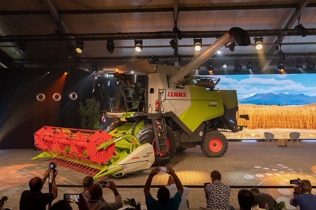 De Duitse machinefabrikant Claas heeft de Evion-maaidorsers ontworpen voor kleinere boerenbedrijven die tijdens de oogst onafhankelijk willen zijn van een loonwerker. De Evion is een boerenmachine die volgens de fabrikant meerdere generaties mee kan. - Foto's: Jacco van Erkelens