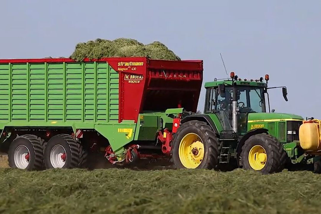 Een John Deere 7810 met erachter een Strautmann Magnon CFS 430. - Foto: Bob Karsten