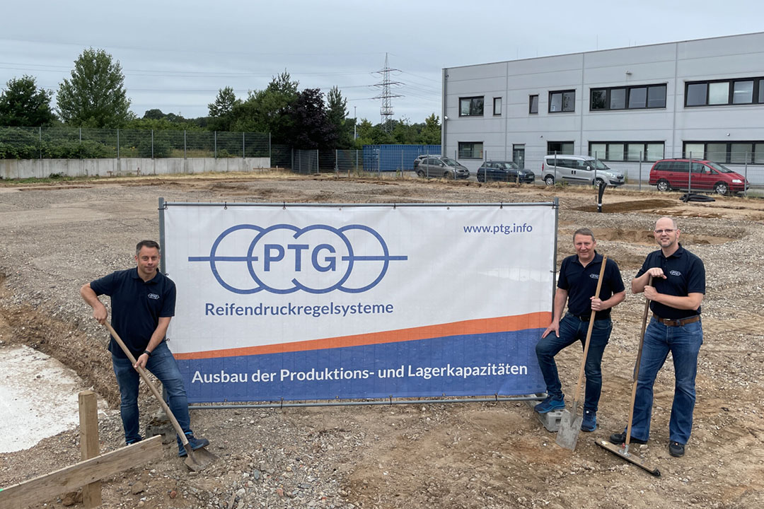 V.l.n.r. Christian Reinartz (hoofd Sales & Service), Peter Tigges (managing director) en Christopher Haag (hoofd Technology & Development) slaan de schop in de grond als startsein voor de bouw van de nieuwe fabriekshal van PTG  in Neuss.  - Foto: PTG