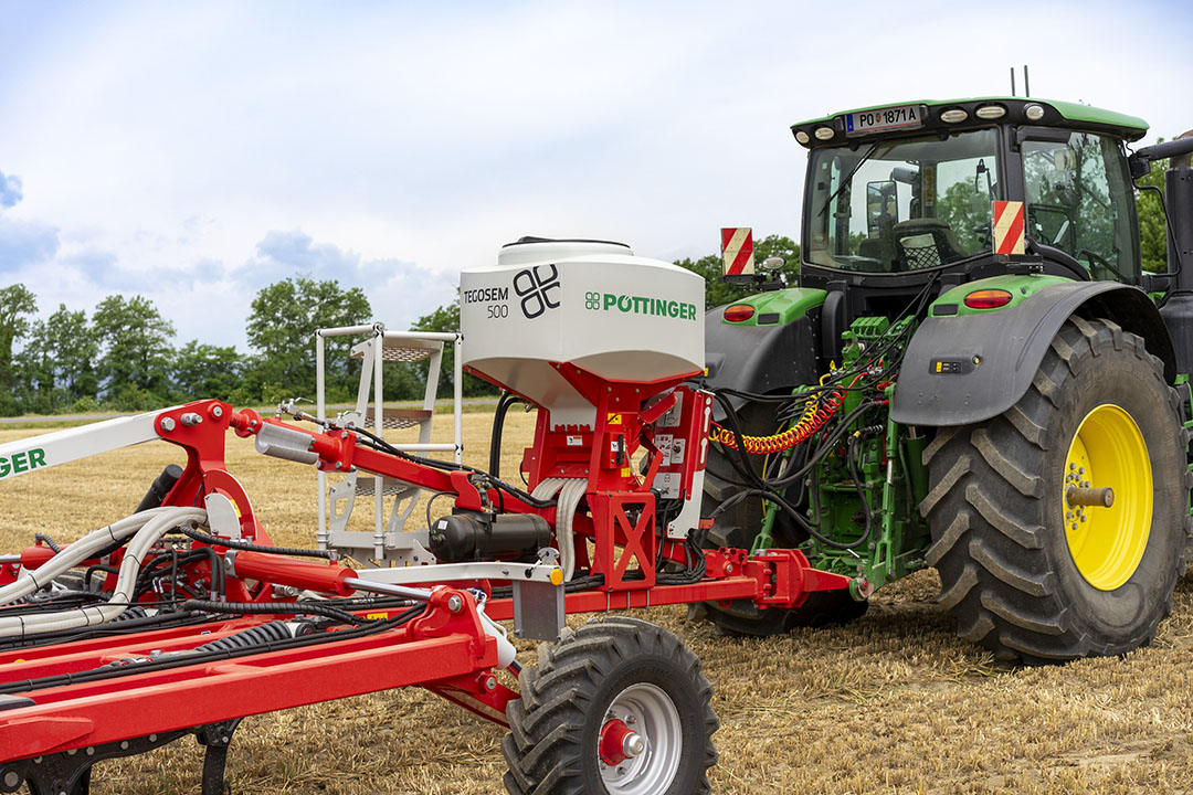 De Pöttinger Terria getrokken cultivator, beschikbaar in werkbreedtes van 4 tot 6 meter, is nu ook leverbaar met een 500 liter Tegosem-zaaitank voor het toedienen van zaad of mestkorrels. - Foto's: Pöttinger